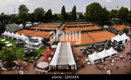 Amburgo, Germania. 18th luglio 2022. Tennis: WTA Tour/ATP Tour. Gli spettatori camminano intorno ai campi da tennis di Rothenbaum ad Amburgo. Credit: Frank Molter/dpa/Alamy Live News Foto Stock