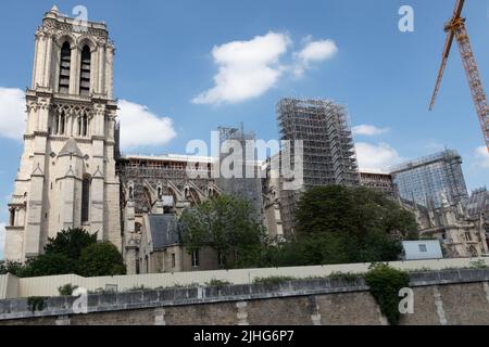 Il sito di ricostruzione di Notre-Dame nel giugno 2022 dopo il fuoco si è strappato attraverso la famosa cattedrale. Foto Stock