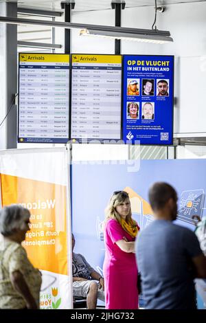 2022-07-18 15:32:22 EINDHOVEN - Un messaggio di ricerca su una schermata degli orari di partenza nel terminal dell'aeroporto di Eindhoven. Ai viaggiatori vengono mostrate le foto di otto prigionieri fuggitivi nelle sale di partenza di Schiphol, dell'aeroporto di Eindhoven e dell'aeroporto di Rotterdam-l'Aia. ANP ROB ENGELAAR olanda OUT - belgio OUT Foto Stock