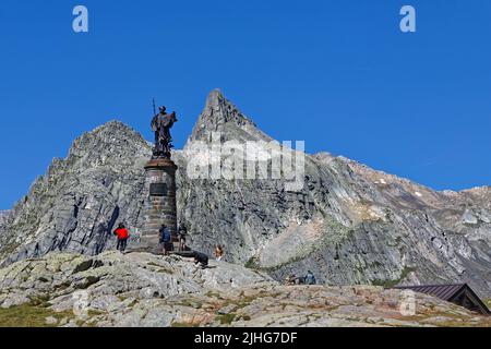 Il monumento del Passo del Gran San Bernardo. Questo passo è il terzo più alto della Svizzera, ad un'altitudine di 2469m e uno dei più antichi passa attraverso Foto Stock