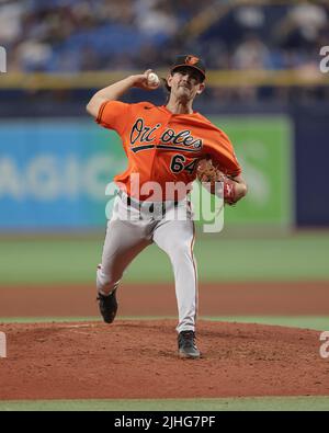 San Pietroburgo, Florida. USA; il lanciatore di Baltimore Orioles Dean Kremer (64) mette in campo durante una partita di baseball della Major League contro il Tampa B. Foto Stock