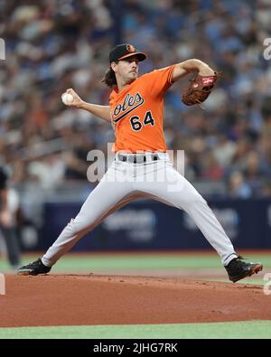 San Pietroburgo, Florida. USA; il lanciatore di Baltimore Orioles Dean Kremer (64) mette in campo durante una partita di baseball della Major League contro il Tampa B. Foto Stock