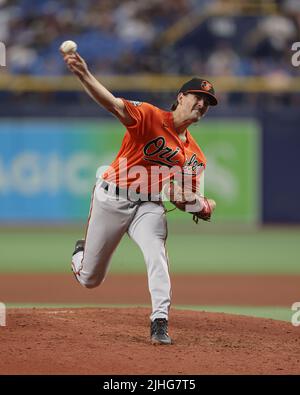 San Pietroburgo, Florida. USA; il lanciatore di Baltimore Orioles Dean Kremer (64) mette in campo durante una partita di baseball della Major League contro il Tampa B. Foto Stock