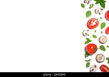 Funghi, pomodoro e basilico isolati su bianco. Motivo a superficie piana su sfondo bianco, vista dall'alto Foto Stock