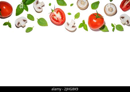 Funghi, pomodoro e basilico isolati su bianco. Motivo a superficie piana su sfondo bianco, vista dall'alto Foto Stock