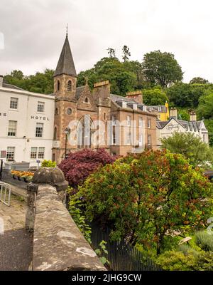 Dunkeld, Perthshire, Scozia – Giugno 29 2022. Edifici storici catturati dal ponte Dunkeld sul fiume Tay nel Perthshire, Scozia Foto Stock