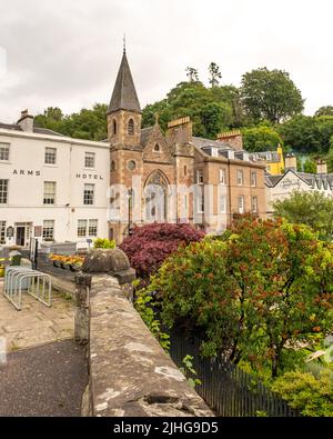 Dunkeld, Perthshire, Scozia – Giugno 29 2022. Edifici storici catturati dal ponte Dunkeld sul fiume Tay nel Perthshire, Scozia Foto Stock