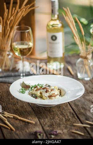 Porzione di tagliatelle ai funghi italiani Foto Stock