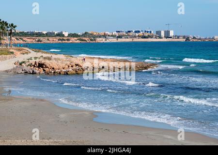 Una foto panoramica di una costa rocciosa di Flamenco Beach a Orihuela, Alicante, Spagna Foto Stock