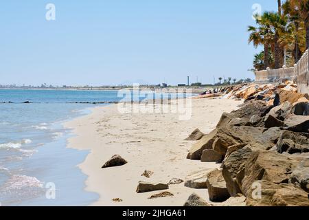 Una bella foto di una spiaggia rocciosa sulla riva di Pilar de la Horadada in Costa Blanca, Alicante, Spagna Foto Stock