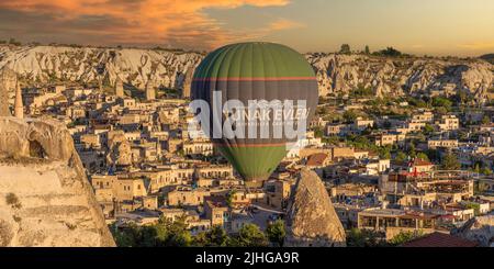 GOREME/TURCHIA - 27 giugno 2022: Volo in mongolfiera sulla città di goreme Foto Stock