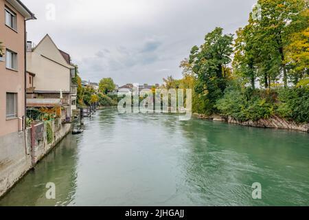 Banca del Reno passando attraverso Rheinfelden, che divide la Svizzera e la Germania Foto Stock