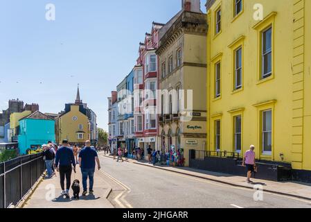 Tenby, Galles - Maggio 2021 : persone che camminano per le strade tra gli edifici colorati nella bella cittadina di Tenby, Pembrokeshire, Carmarthen Bay Foto Stock