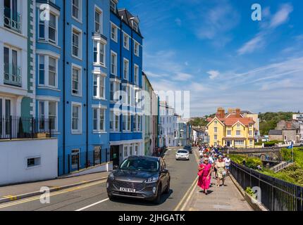 Tenby, Galles - Maggio 2021 : persone che camminano per le strade tra gli edifici colorati nella bella cittadina di Tenby, Pembrokeshire, Carmarthen Bay Foto Stock