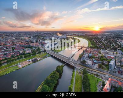 Wroclaw, Polonia, veduta aerea dei ponti di Varsavia (Mosty Warszawskie) sul fiume Odra al tramonto Foto Stock