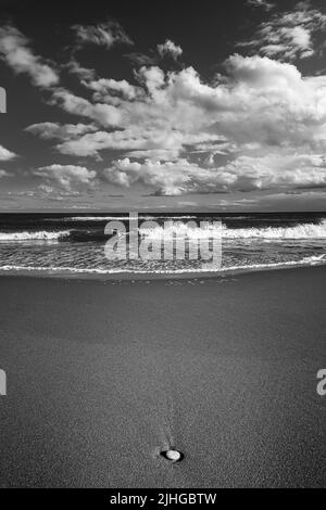 Spettacolari cieli sulla spiaggia di Lunanbay, a Mono Foto Stock