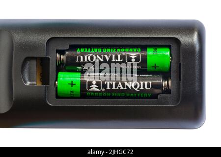 Due batterie AAA Tianqiu al carbonio con telecomando su sfondo bianco Foto Stock