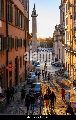 Guardando verso il Foro di Traiano dalle scale della Via Magnanapoli con la colonna di Traiano a sinistra e la Chiesa del Santissimo Nome di Maria. Foto Stock