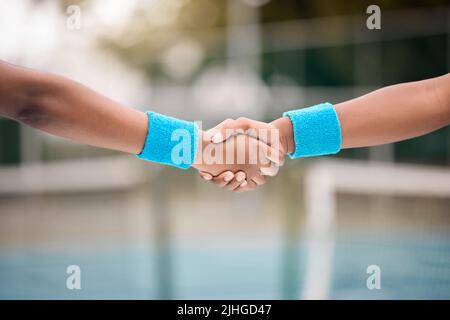 Due giocatori di tennis che danno una stretta di mano. I giocatori professionisti di tennis afro-americani salutano prima di una partita. I giocatori di tennis collaborano prima di un Foto Stock