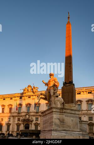 Piazza del Quirinale, con l'obelisco del Quirinale e il centro Fontana dei Dioscuri, sullo sfondo il Palazzo del Quirinale, Roma, Lazio, Italia. Foto Stock