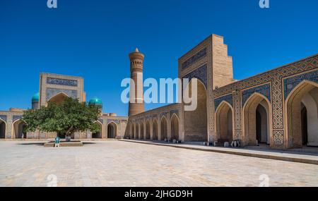 La moschea di Kalan e il minareto di Kalan presso il complesso religioso islamico poi Kalan a Bukhara, Uzbekistan Foto Stock