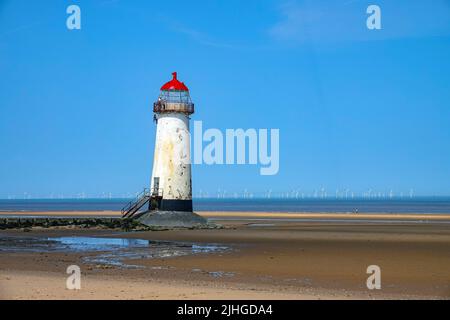 La giornata più calda mai nel Regno Unito a Talacre Beach, e il faro Point of Ayr, Flintshire, Galles del Nord Foto Stock