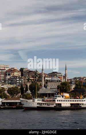 Vista del tradizionale traghetto al molo di Uskudar sul lato asiatico di Istanbul. È una giornata estiva soleggiata. Bella scena. Foto Stock