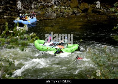 Autostrada 12 /Idah / Montana o /USA- 18 Giugno 2016  Ligh Soruanding High Way 12 indao North Wester Forest Burning Lochsa fiume fucting sport e clearwater viaggio da Lewiston acqua limpida fiume a Missoula Montana alta strada 12 Nothwestern stati uniti   Foto. Francis Joseph Dean / Deanpictures. Foto Stock