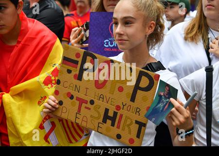 Brentford, Regno Unito. 12th luglio 2022. Atmosfera e tifosi prima della partita di gruppo UEFA Women's Euro 2022 tra Germania e Spagna, Brentford Community Stadium, Brentford, Inghilterra, 12.07.2022 - la foto è per uso stampa; foto & copyright © by STANLEY Anthony ATP Images (STANLEY Anthony/ATP/SPP) Credit: SPP Sport Press Photo. /Alamy Live News Foto Stock