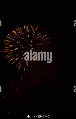 una raccolta leggermente sfocata di fuochi d'artificio su sfondo nero, può essere utilizzata come overlay Foto Stock