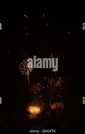una raccolta leggermente sfocata di fuochi d'artificio su sfondo nero, può essere utilizzata come overlay Foto Stock