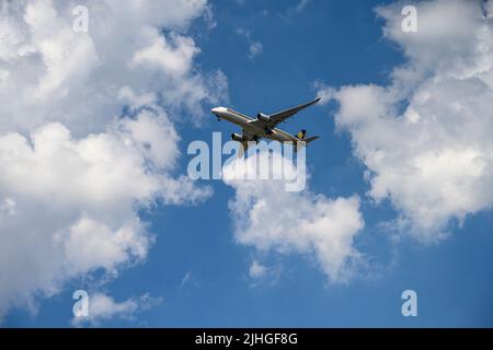 Singapore Airlines Airbus A350 (9V-SMV) su Virginia Water che si avvicina all'aeroporto di Heathrow, contro un cielo blu Foto Stock
