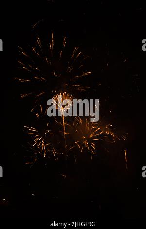 una raccolta leggermente sfocata di fuochi d'artificio su sfondo nero, può essere utilizzata come overlay Foto Stock