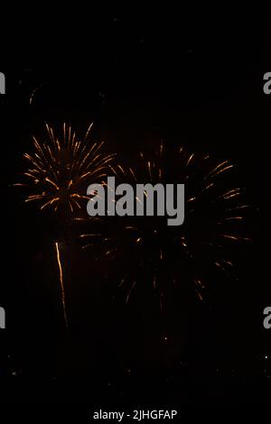 una raccolta leggermente sfocata di fuochi d'artificio su sfondo nero, può essere utilizzata come overlay Foto Stock