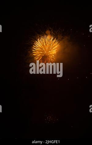 una raccolta leggermente sfocata di fuochi d'artificio su sfondo nero, può essere utilizzata come overlay Foto Stock