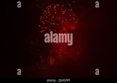 una raccolta leggermente sfocata di fuochi d'artificio su sfondo nero, può essere utilizzata come overlay Foto Stock