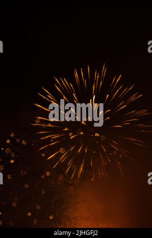 una raccolta leggermente sfocata di fuochi d'artificio su sfondo nero, può essere utilizzata come overlay Foto Stock