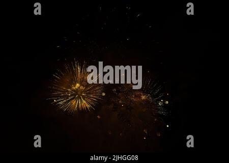 I fuochi d'artificio ad alto volume che esplodono su sfondo nero possono essere utilizzati come risorsa di sovrapposizione Foto Stock