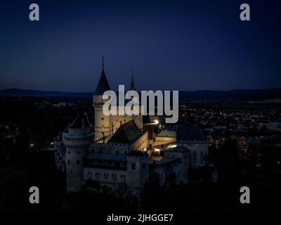 Veduta aerea notturna del castello di Bojnice in Slovacchia Foto Stock