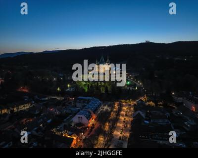 Veduta aerea notturna del castello di Bojnice in Slovacchia Foto Stock