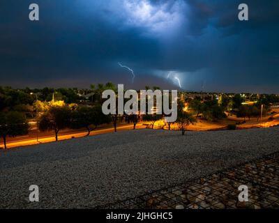 Una tempesta di fulmini estiva si avvicina a Phoenix, Arizona, durante una tempesta monsonica Foto Stock