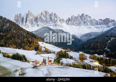 Famoso borgo montano di Santa Magdalena con Chiesa di Santa Maddalena nelle Dolomiti d'autunno. Snowy Gruppo delle Odle in background. Val di Funes, Alto Adige, Italia Foto Stock