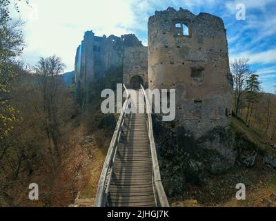 Veduta del Castello di Uhrovec in Slovacchia Foto Stock