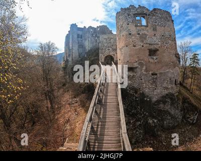 Veduta del Castello di Uhrovec in Slovacchia Foto Stock