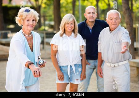 Buona famiglia che gioca a bocce all'aperto Foto Stock