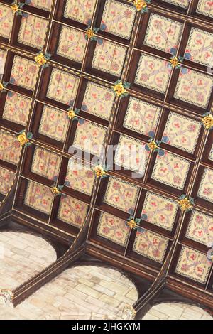 Dipinti e sculture a soffitto nel Grande Priorato Malvern, Worcestershire. Questi dati risalgono al restauro del 1860s diretto da Sir George Gilbert Foto Stock