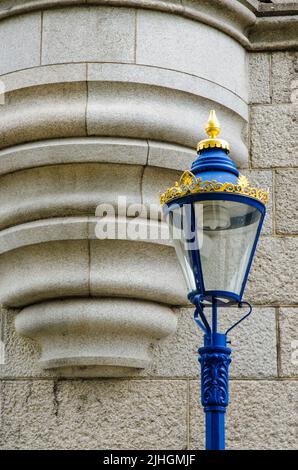 Ornate London Streetlight vicino alla Torre di Londra, Inghilterra Foto Stock