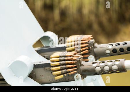 Gruppo di munizioni di calibro 30, proiettili, sulla parte superiore di doppie M1919 mitragliatrici Browning a bordo della nave pattugliata della Marina degli Stati Uniti, P22. Foto Stock
