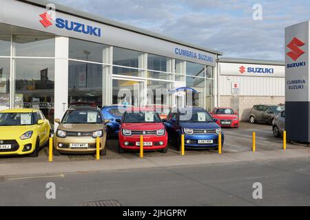 Piazzale di Cumbria Suzuki che mostra varie auto Suzuki in vendita di fronte alle moderne showroom auto. Foto Stock