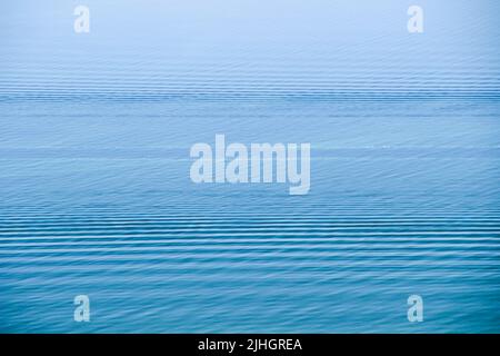 Traccia sull'acqua. Onda della barca sulla superficie dell'acqua blu Foto Stock